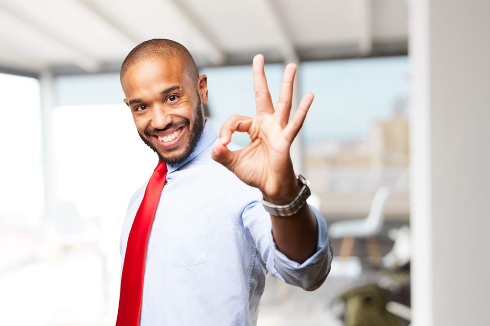Client satisfait faisant un signe OK